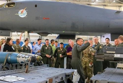 Phi đội thử nghiệm 412, Bộ chỉ huy Tấn công Toàn cầu, Không quân Mỹ, cùng các đối tác công nghiệp hàng không đã tổ chức buổi giới thiệu về gói nâng cấp vũ khí cho máy bay ném bom chiến lược siêu thanh B-1B Lancer.