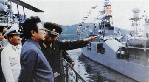 Hình ảnh khinh hạm lớp Najin xuất hiện trong một chuyến thị sát của nhà lãnh đạo Kim Jong Il. Ảnh: KCNA.