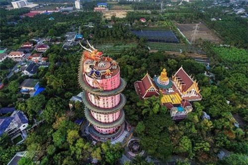 Tham quan các đền, chùa cổ và di tích tôn giáo là một trong những trải nghiệm du khách khó lòng bỏ qua khi tới Thái Lan. Khi nghĩ đến hình ảnh đền, chùa Phật giáo cổ xưa, bạn sẽ mường tượng tới các tác phẩm chạm khắc bằng gỗ công phu, bức tượng vàng biểu tượng gắn liền với yếu tố tâm linh. Ảnh: Armouredvehicleslatinamerica. Tham quan các đền, chùa cổ và di tích tôn giáo là một trong những trải nghiệm du khách khó lòng bỏ qua khi tới Thái Lan. Khi nghĩ đến hình ảnh đền, chùa Phật giáo cổ xưa, bạn sẽ mường tượng tới các tác phẩm chạm khắc bằng gỗ công phu, bức tượng vàng biểu tượng gắn liền với yếu tố tâm linh. Ảnh: Armouredvehicleslatinamerica.