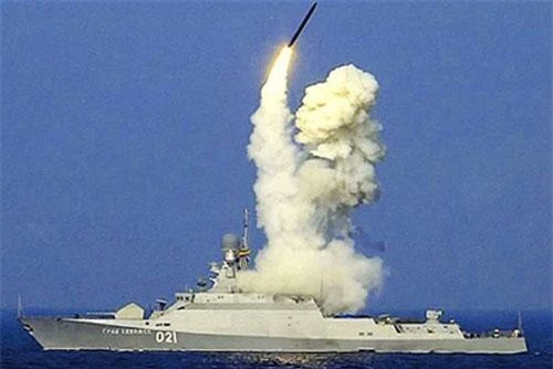 Chiến hạm lớp Buyan-M mang số hiệu 021 Grad Sviyazhsk phóng tên lửa hành trình Kalibr