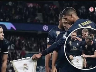 Bale từ chối cầm cờ hiệu của Real trong trận đấu với PSG