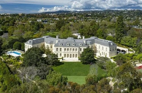 Ngôi nhà trải rộng trên 5.500 mét vuông, rộng hơn Nhà Trắng của tổng thống Mỹ. Tòa biệt thự hình chữ W với 123 phòng thuộc sở hữu của nhà sản xuất phim Aaron Spelling tại khu vực siêu giàu Holmby Hills, Los Angeles, Mỹ.