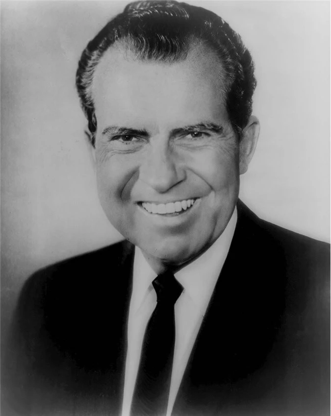 Thêm vào đó, để ngăn cản phong trào phản chiến và lực lượng chính trị đối lập là Đảng Dân chủ, chính quyền Tổng thống Nixon đã tiến hành một vụ gián điệp chính trị.