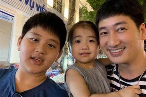 Hoa hồng trên ngực trái: Cuộc sống đời thường hạnh phúc của ông chồng Thái