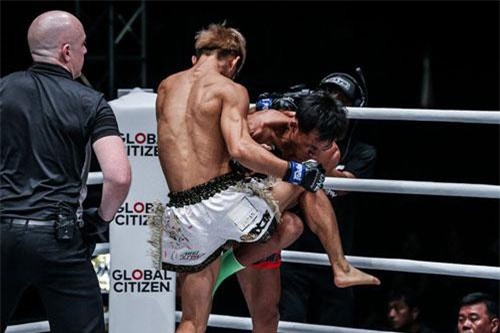 Võ sĩ Thái Lan bị hạ knock-out chỉ sau 41 giây