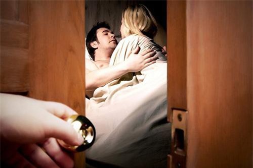 Tôi chết điếng khi phát hiện người yêu ngoại tình với bạn thân