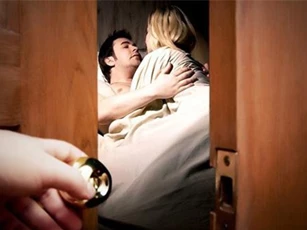 Tôi chết điếng khi phát hiện người yêu ngoại tình với bạn thân