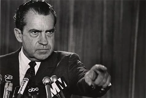 Nhân viên FBI có tên G. Gordon Liddy - vốn là tư vấn tài chính cho Uỷ ban vận động tái cử của Tổng thống Nixon được giao 250.000 USD để thực hiện hàng loạt “chiêu bẩn” trong đó có gián điệp chính trị.