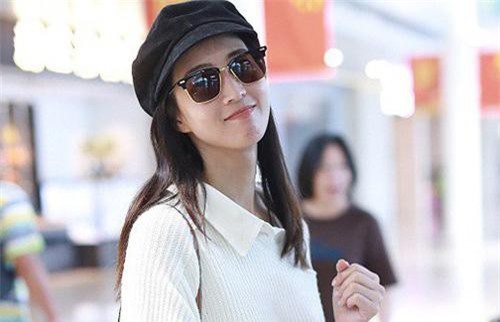 Hậu tin đồn kết hôn với Trương Hàn, người đẹp gia thế khủng Trương Quân Ninh xuất hiện rạng rỡ, khoe đôi chân dài miên man