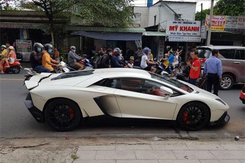 Cận cảnh Lamborghini Aventador với gói độ phiên bản kỷ niệm 50 năm