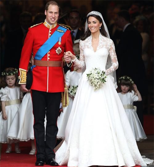 Vẫn là kiểu váy cổ điển, mang đậm phong cách Hoàng gia Anh nhưng Kate Middleton lại chọn chiếc váy satin trắng ngà kết hợp với chất liệu ren chìm được chính NTK Sarah Burton của nhà mốt Alexander McQueen thiết kế riêng. Để nói về chiếc váy này, thanh lịch là tính từ đầu tiên người ta nghĩ đến. Thiết kế cổ V gợi cảm nhưng vẫn kín đáo, phần tay ren dài cùng đuôi váy dài khoảng 2,7m là những đặc điểm dễ thấy nhất. Vì được đính kết và gia công khá cầu kỳ nên giá trị của nó lên đến 9,8 tỷ đồng.