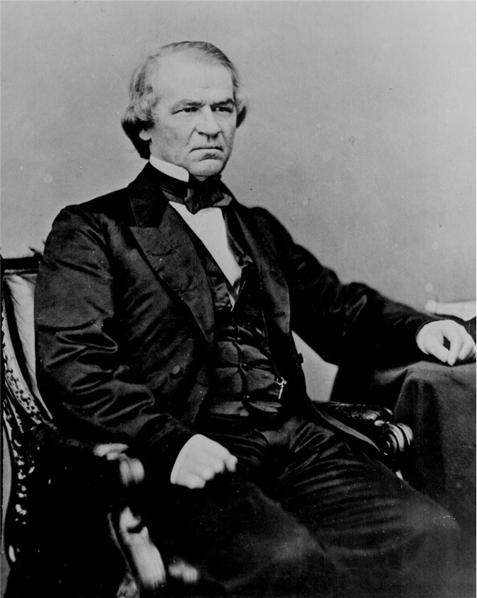 “Nước Mỹ vẫn đang tiếp tục phải trả giá cho sai lầm của Andrew Johnson”, giáo sư sử học danh dự Michael Le Benedict thuộc Đại học Ohio nhận định.