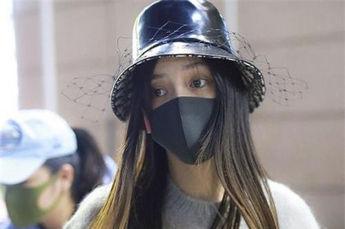 Xuất hiện ở sân bay lên đường tham dự Tuần lễ Thời trang Milan, Angelababy gây chú ý với đôi mắt đượm buồn