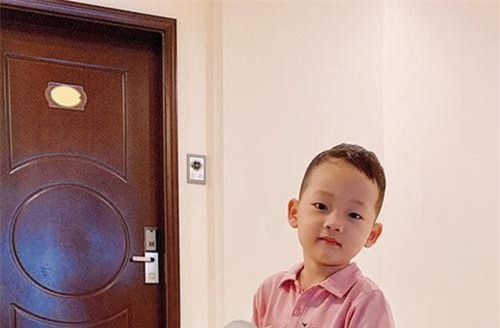 Hot mom Ly Kute: Từ cô gái ôm bụng bầu lên chùa tĩnh tâm vì bạn trai bỏ đến bà mẹ đơn thân chăm chỉ kiếm tiền, cho con học hẳn trường quốc tế