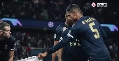 Varane trao cờ hiệu Real cho Bale