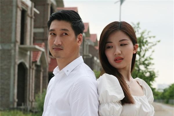 Trong phim, Thái (Ngọc Quỳnh) phản bội vợ, ngoại tình với Trà (Lương Thanh).