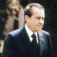 Những thành công mà Tổng thống Richard Nixon (1969-1974) đã làm được khi ngồi trong Nhà Trắng không thể phủ nhận, như: không chỉ là người đặt nền móng cho việc xây dựng quan hệ giữa Mỹ với Trung Quốc mà còn đạt được một thỏa thuận cắt giảm vũ khí chiến lược với Liên Xô. Tuy nhiên, trong thời gian nắm quyền, ông khiến cường quốc số 1 thế giới sa lầy trong cuộc chiến tranh ở Việt Nam.