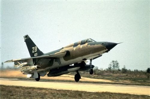 Tiêm kích F-105G mang cả hai loại tên lửa chống radar trong một nhiệm vụ đánh phá miền Bắc. Ảnh: War History Online.