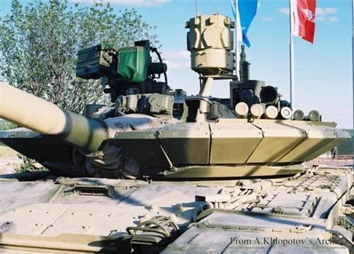 Hệ thống phòng vệ chủ động Arena lắp trên tháp pháo xe tăng T-72. Ảnh: Defence Blog.