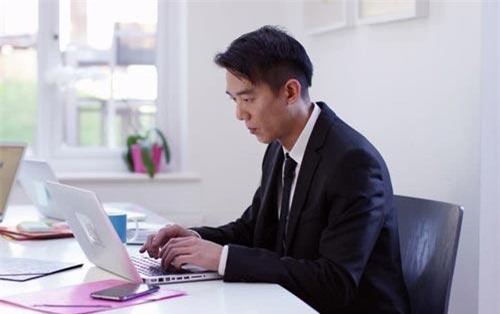 Đập tan điện thoại vì thấy vợ nhắn tin đong đưa đàn ông