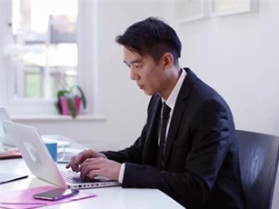 Đập tan điện thoại vì thấy vợ nhắn tin đong đưa đàn ông