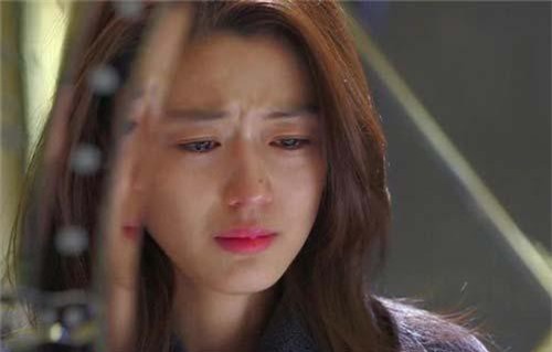 Tôi khóc ngất khi nhìn thấy thiệp mời cưới của em gái ruột