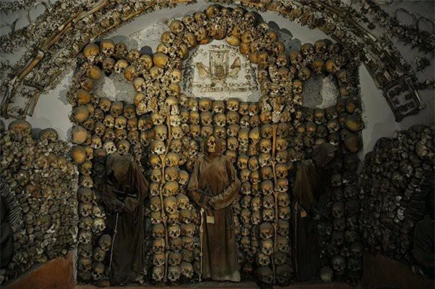 Hầm mộ Capuchin ở Rome, Italy là một trong những nơi chôn cất người chết không dành cho người yếu tim. Nguyên do là vì hầm mộ này là nơi yên nghỉ của khoảng 3.700 tu sĩ. Hầm mộ Capuchin ở Rome, Italy là một trong những nơi chôn cất người chết không dành cho người yếu tim. Nguyên do là vì hầm mộ này là nơi yên nghỉ của khoảng 3.700 tu sĩ.