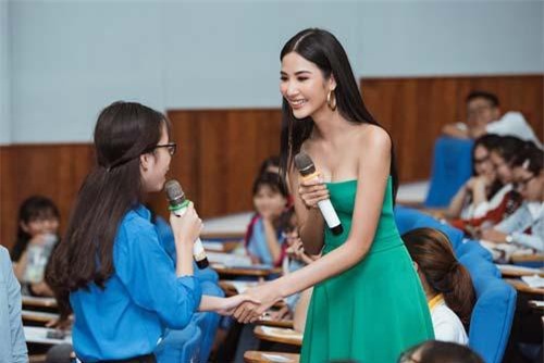 Á hậu Hoàng Thùy "truyền" bí quyết tự tin trước đám đông cho sinh viên