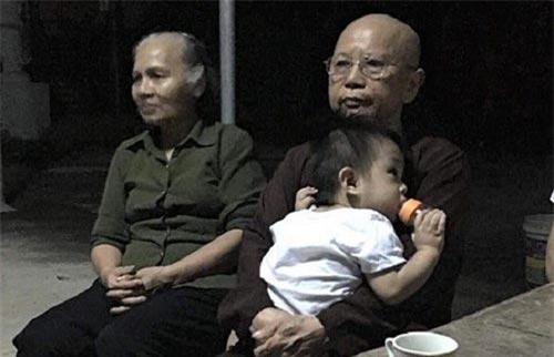 Nam Định: Bé trai 1 tuổi bị bỏ rơi trước cổng chùa kèm theo mẩu giấy "nhờ nuôi cháu đến hết đời"