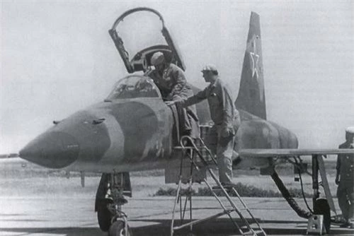 Tiêm kích F-5E mang phù hiệu ngôi sao đỏ của Không quân Liên Xô. Ảnh: Sputnik.