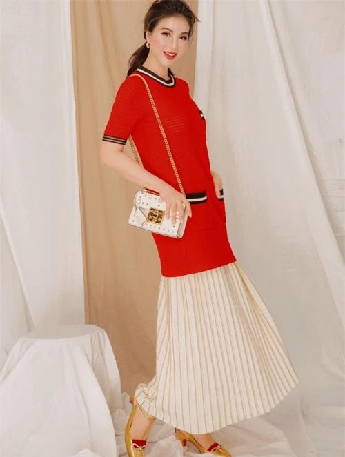 MC Thanh Mai trẻ trung nhờ kết hợp váy len đỏ phom ngắn cùng chân váy xếp ly của nhà mốt Gucci.