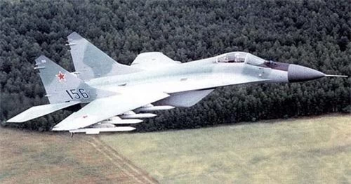 MiG-29M đã loại bỏ cửa lấy khí phụ và có tới 4 giá treo vũ khí mỗi bên cánh. Ảnh: Military Today.