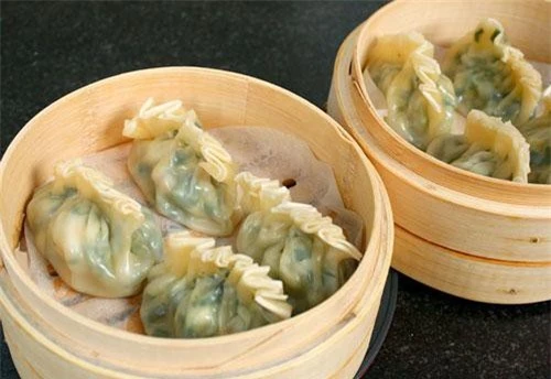 Sủi cảo, hay còn gọi là bánh chẻo, là một món ngon của người Hoa khá phổ biến ở Sài Gòn. Nhân sủi cảo thường có thịt nghiền, rau.