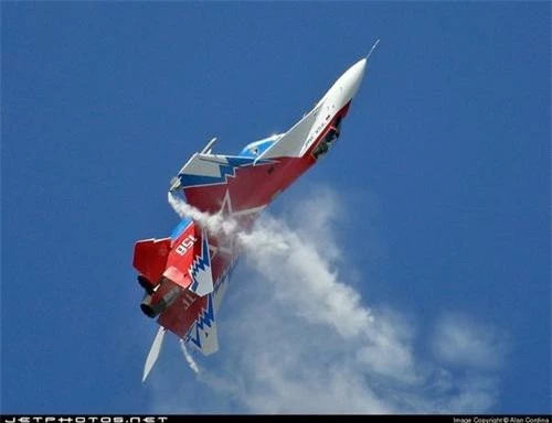 MiG-29 OVT biểu diễn tại MAKS-2007. Ảnh: Jet Photo.