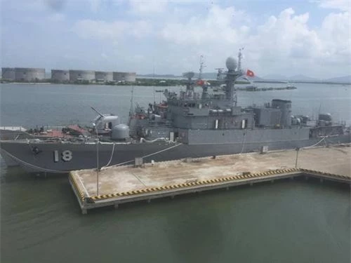 Tàu hộ vệ săn ngầm lớp Pohang Flight III do Hàn Quốc chuyển giao neo đậu bên cạnh một chiếc Petya. Ảnh: Tiền Phong.