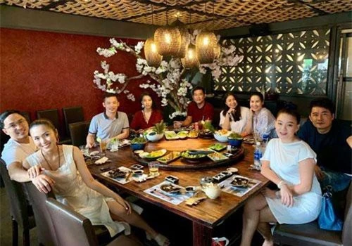 Hà Tăng và chồng doanh nhân vẫn rất hạnh phúc trong buổi đi ăn với bạn bè cách đây ít giờ.