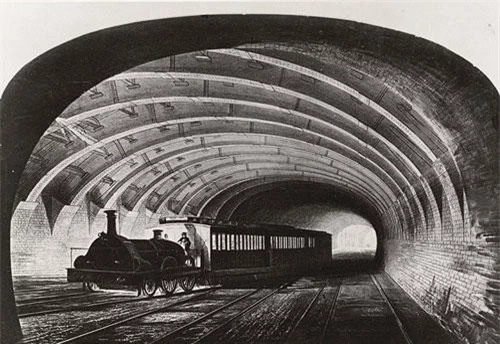 Tàu điện ngầm London là hệ thống tàu điện ngầm lâu đời nhất thế giới. Những chuyến tàu đầu tiên phục vụ công chúng bắt đầu từ năm 1863. Ảnh: Chuyến tàu điện ngầm London đầu tiên chạy qua phố Praed, thủ đô London, vào khoảng năm 1863. (Nguồn ảnh: Vintage)