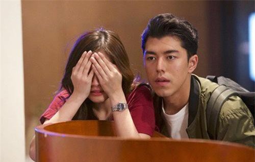 Gọi điện cho chồng nhưng nghe tiếng cô bạn thân: "Anh ơi xong chưa, em thèm lắm rồi", vợ nổi điên lao về nhà "vạch mặt gian tình" rồi bật khóc trước cảnh tượng