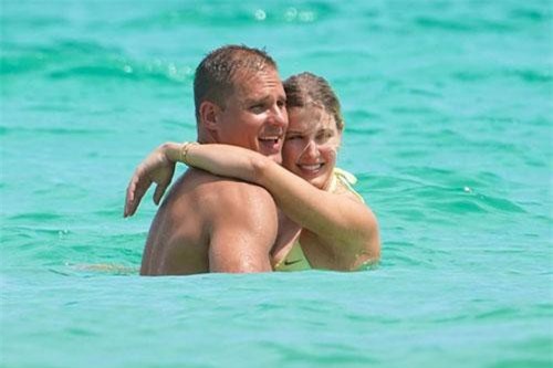 Mỹ nhân Bouchard ngả ngớn bên gã trai lạ mặt