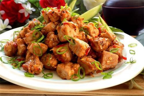 Thịt rim mắm ruốc sả ớt đậm đà đưa cơm cho ngày mát trời