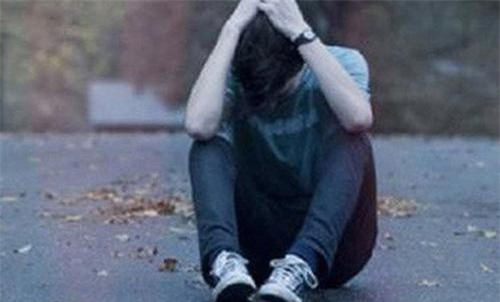 Nghe tiếng van xin phát ra từ phòng anh trai, tôi vội vã lao xuống đạp tung cửa rồi sững người trước cảnh tượng trước mắt