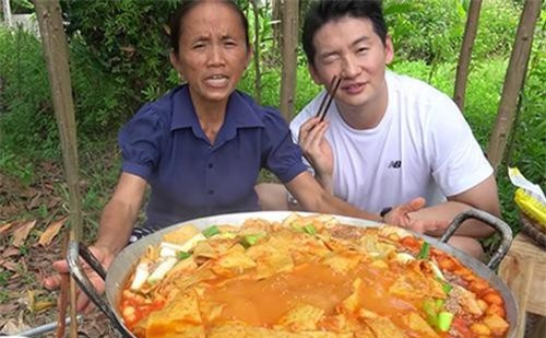 Xua tan tin đồn dàn dựng clip, bà Tân Vlog chơi trội, làm hẳn lẩu Tokbokki siêu to khổng lồ, mời cả khách Hàn tới thưởng thức