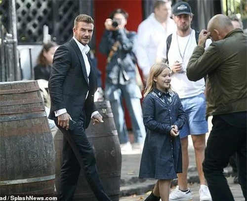 David Beckham và Harper tại phim trường quảng cáo