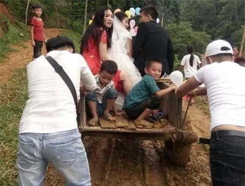 "Phát sốt" với đám cưới rước dâu bằng công nông và phản ứng bất ngờ của người vợ