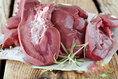 Đổ 1 chén rượu trắng vào cật lợn theo cách này: Xoá sạch mùi khai, nấu kiểu gì cũng thơm ngon nức mũi