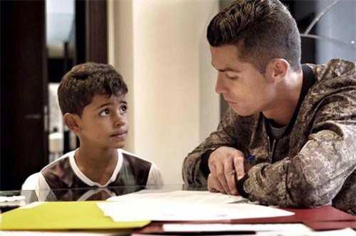 Ronaldo nổi tiếng đào hoa, sát gái nhưng không ngờ trong việc dạy con lại vô cùng chỉn chu và đáng ngưỡng mộ