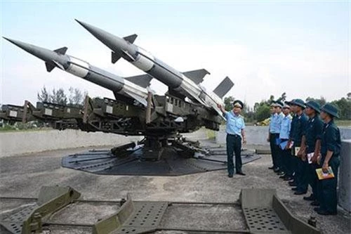 Cán bộ, chiến sĩ Trung đoàn tên lửa 282 bên bệ phóng của hệ thống Pechora-2TM.