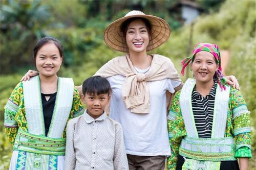 Lương Thùy Linh để mặt mộc vẫn xinh rạng rỡ, quyết lập kỳ tích tại Miss World 2019 với dự án mở đường ở Cao Bằng