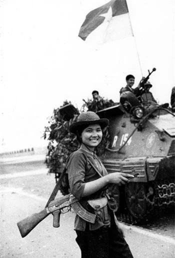 Trong kháng chiến chống Mỹ, AK là khẩu súng trường tiêu chuẩn của quân giải phóng miền Nam và Quân đội Nhân dân Việt Nam. “Sức thu hút” của AK tương đương với cả xe tăng T-54, tên lửa SAM-2 hay máy bay tiêm kích MiG-21. Ảnh: TTXVN