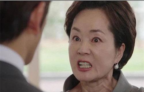 Mẹ anh tuyên bố “chán thì thay vợ mới”, tôi nói 1 câu liền im bặt